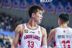 直播吧：郭艾伦受伤属于意外 争抢篮板时被扫到眼部后立即被送医