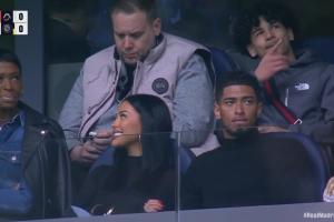 郎才女貌本场停赛的贝林厄姆与女友一起现身看台观战