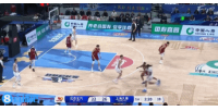平地起惊雷！闫鹏飞接球顺下 力压周琦单臂暴扣