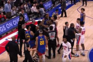 威少被犯规一堆人围起来准备干架 结果当事人直接跑去扣篮了~