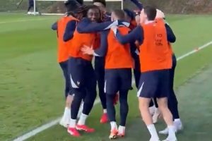 气氛真热烈法国队官推晒视频：球员训练时激情庆祝制胜球