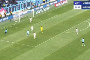 遍地机会啊！吴亚轲出球送礼，马莱莱断球打空门踢偏！