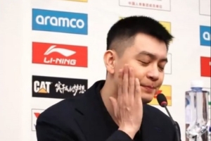 杨鸣赛后说很羡慕新疆的年轻球员 反应过来后打了自己一巴掌