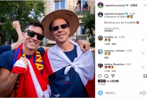 什琴斯尼晒与莱万冠军游行合照：西班牙冠军，巴塞罗那不可思议！