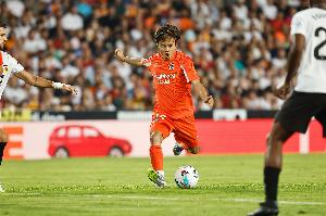 脚头真硬！24岁久保建英遭包夹从人缝中起脚，强劲远射助队抢1分