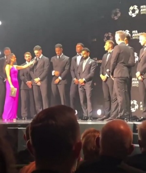 相关视频爆火！赖斯提及连续三年第二之后，萨拉赫看了范迪克一眼