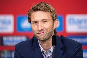 药厂总监再谈解雇滕哈赫：他没有朝正确的方向前进，反而阻碍进步