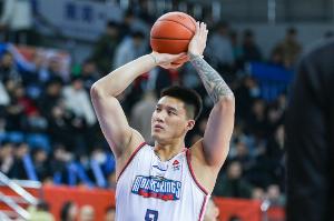 直播吧：自由球员曾繁日已与吉林完成签约 需等到11月窗口期官宣