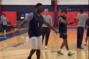 害搁那聊啥呢！训练后普尔与锡安继续讨论 两人拿球连说带比划