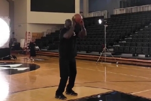 奥胖晒罚球视频：你们准备好沉浸式体验奥尼尔的罚球了吗？