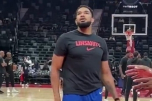 致敬林疯狂！唐斯赛前热身穿着林疯狂“Linsanity”T恤