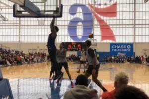 恩比德在队内训练赛完成暴扣 2月份以来首次在公开场合亮相！