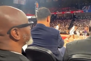 看了又好像没看！球迷中国赛坐在姚明和奥尼尔身后 啥也看不见