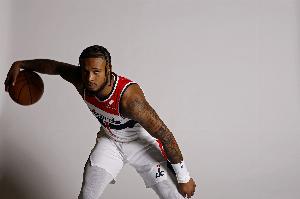 正负值-27有点惨！惠特摩尔季前赛首秀替补7中4砍10分1断1帽