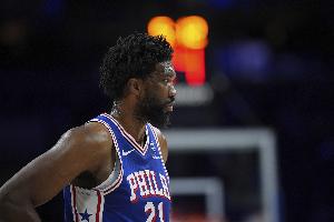 德里克-怀特：恩比得上联盟最好的大个子之一 需要团队合作限制他