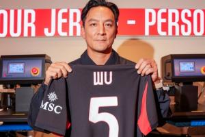 这是哪位吧友米兰官博晒照：欢迎特别嘉宾，5号吴彦祖