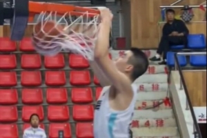 有点轻松？张懿赵杰轻松砍下18分10篮板5助攻4抢断3盖帽！