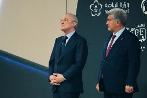 电讯报：皇马和巴萨眼红英超市场火爆 西甲其他队收入被皇萨榨干