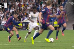 名场面来了！皇马反击，佩德里死死拽住维尼修斯球衣，吃到黄牌！