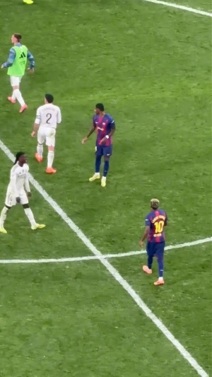 看台视角看冲突起因：卡瓦哈尔与亚马尔隔空叫板，队友拉架