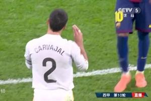 卡瓦哈尔先冲亚马尔做手势，亚马尔伸手与他握手，握手拥抱后开吵