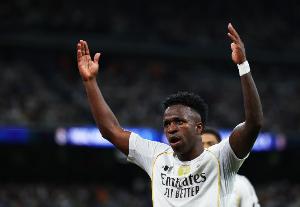 记者：德比赛后阿隆索也祝贺了维尼修斯，后者未引发更衣室不满