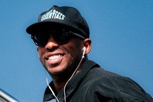 客战勇士！快船登机照：全员深色系运动装 登哥大胡子相当抢镜