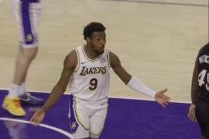 很像老詹啊！布朗尼被吹防守犯规 摊手表示不解~