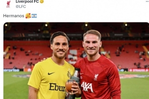 一起入选阿根廷国家队！利物浦社媒晒麦卡与哥哥合照：兄弟