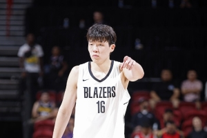 朱芳雨：不能要求杨瀚森首年满足所有期待 姚易新秀赛季也有波动