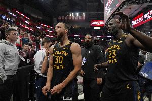 库里夸遍队友：对手很出色但我们有太多人挺身而出 大爱这种场面