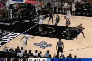 神准预判！威少回防瞅准时机飞身抢断+击地传球 自己蹿到界外去了