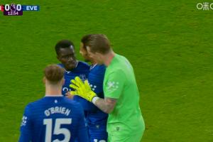 情绪失控掌掴队友基恩！盖耶第13分钟被直红罚下，曼联多打一人！