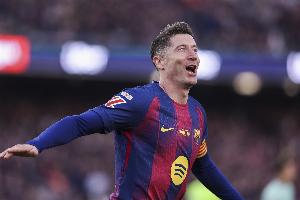 传记作者：莱万加盟巴萨后发现餐厅没有肉和鱼，被告知是为了省钱