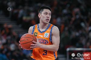 上海队记：袁堂文训练中被顶到小腿 纯硬伤 没有大碍 下月会体测