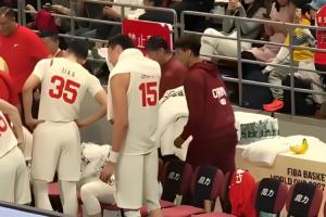 很着急因伤缺战的赵睿昨晚来到替补席 和周琦贴耳交流