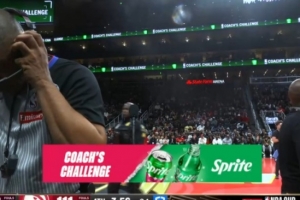 疑似被击中要害！奥孔武被吹犯规 老鹰挑战还失败了