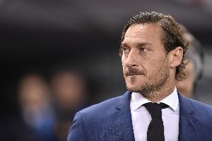 托蒂：迪巴拉身体不够踢不了伪9号 希望尽快有人接过罗马10号球衣