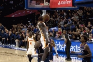 神兵天降！基顿·华莱士三分不中 盖耶走位冲进去单臂补扣！