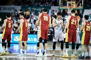 中国队赛后两小时未离开更衣室？媒体人：有什么用？赶紧回去休息