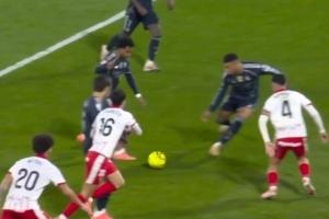 李哥蒙头龙哥跪罗德里戈调整步点准备射门，姆总半路杀出打偏