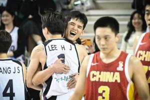 韩国篮协发庆祝照片：胡明轩&张镇麟表情落寞出现在封面当中