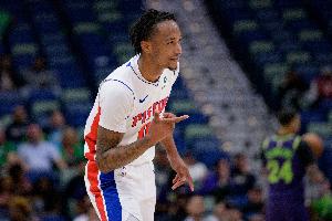 很拼！活塞和老鹰争抢地板球 霍兰接球强攻打成2+1