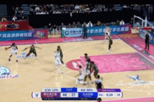 饿虎扑食！拉维特冲抢两人反击上篮打停北控