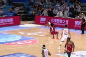 走了吗？！威金顿手握绝杀机会 接球后被吹了走步！