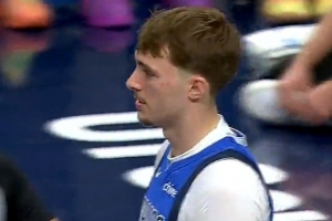 难搞！哈克斯单打强突虚晃点起弗拉格造杀伤 后者次节刚打已3犯