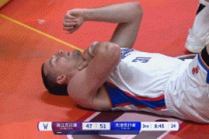 问题不大！桑普森强攻打到大卫·詹姆斯脖子被吹技犯 主动致歉