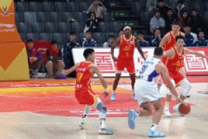 时间管理大师！大卫·詹姆斯从容晃飞防守 出手三分压哨命中