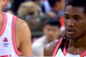 外援对飚！兰道夫首节12分3板1助1帽VS史密斯14分2板2助