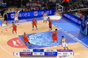 一飞冲天！萨姆纳送击地妙传 王少杰起飞单臂暴扣